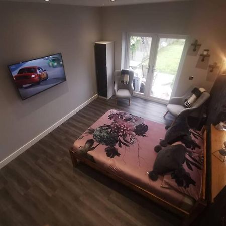 Beautiful Masons Hideaway Studio Apartment Bridgend  Exterior photo